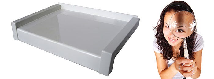 Fensterbank mit Person und Lupe Fensterbank mit Person und Lupe