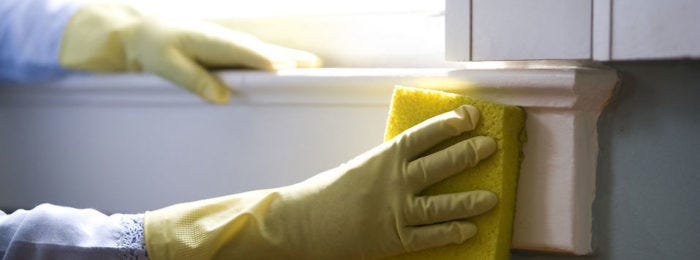 Reinigung einer Fensterbank Reinigung einer Fensterbank