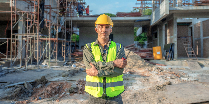 Person vor Baustelle Person vor Baustelle